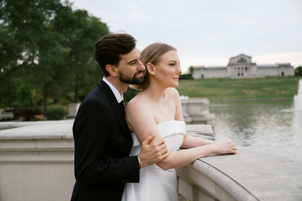 st. louis elopement, documentary wedding photography in the city, downtown wedding photography, st. louis wedding, wedding photos in Forest Park, Grand basin wedding photo